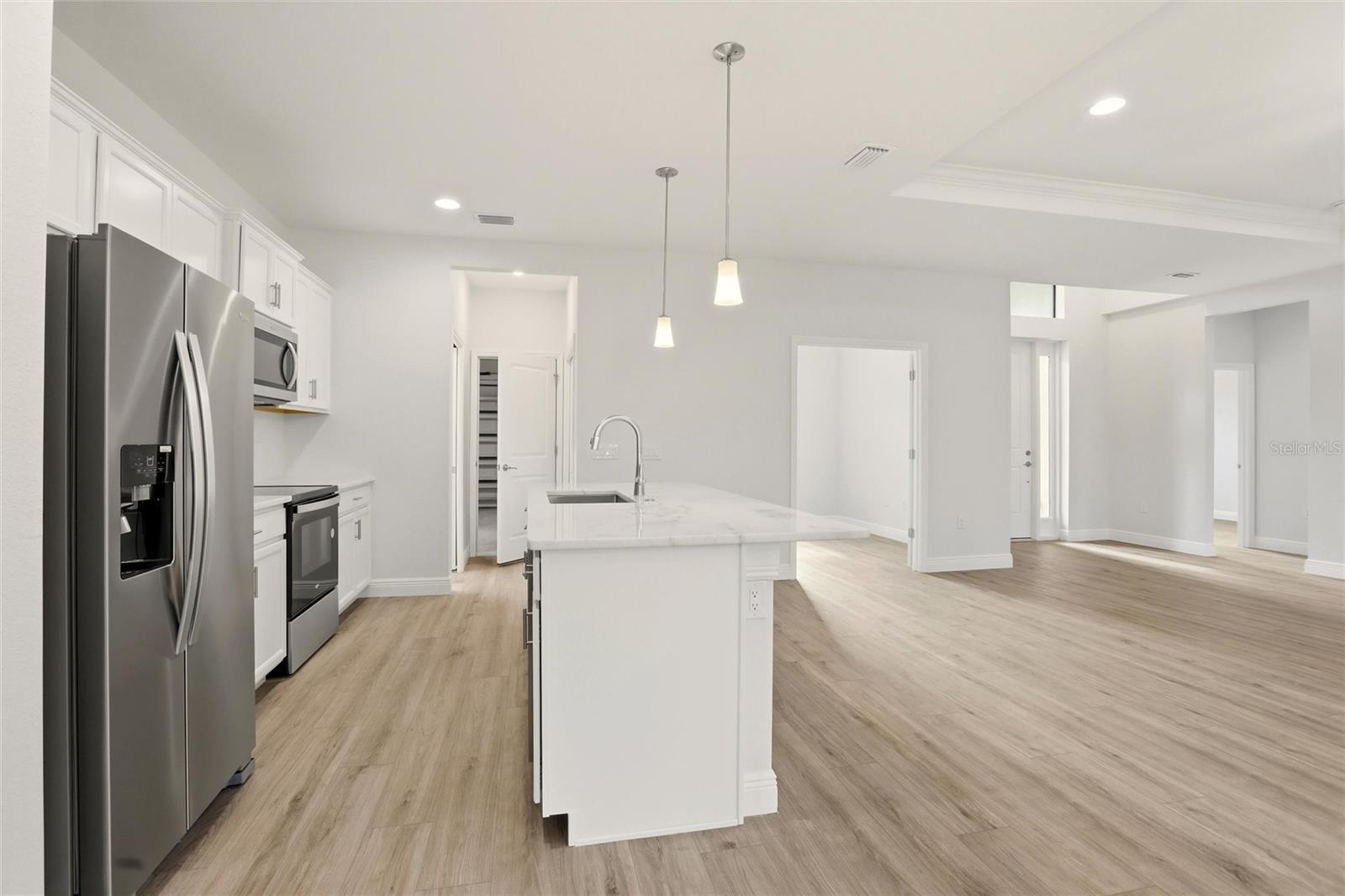 Listing photo id 11 for 3812 Wenona Drive