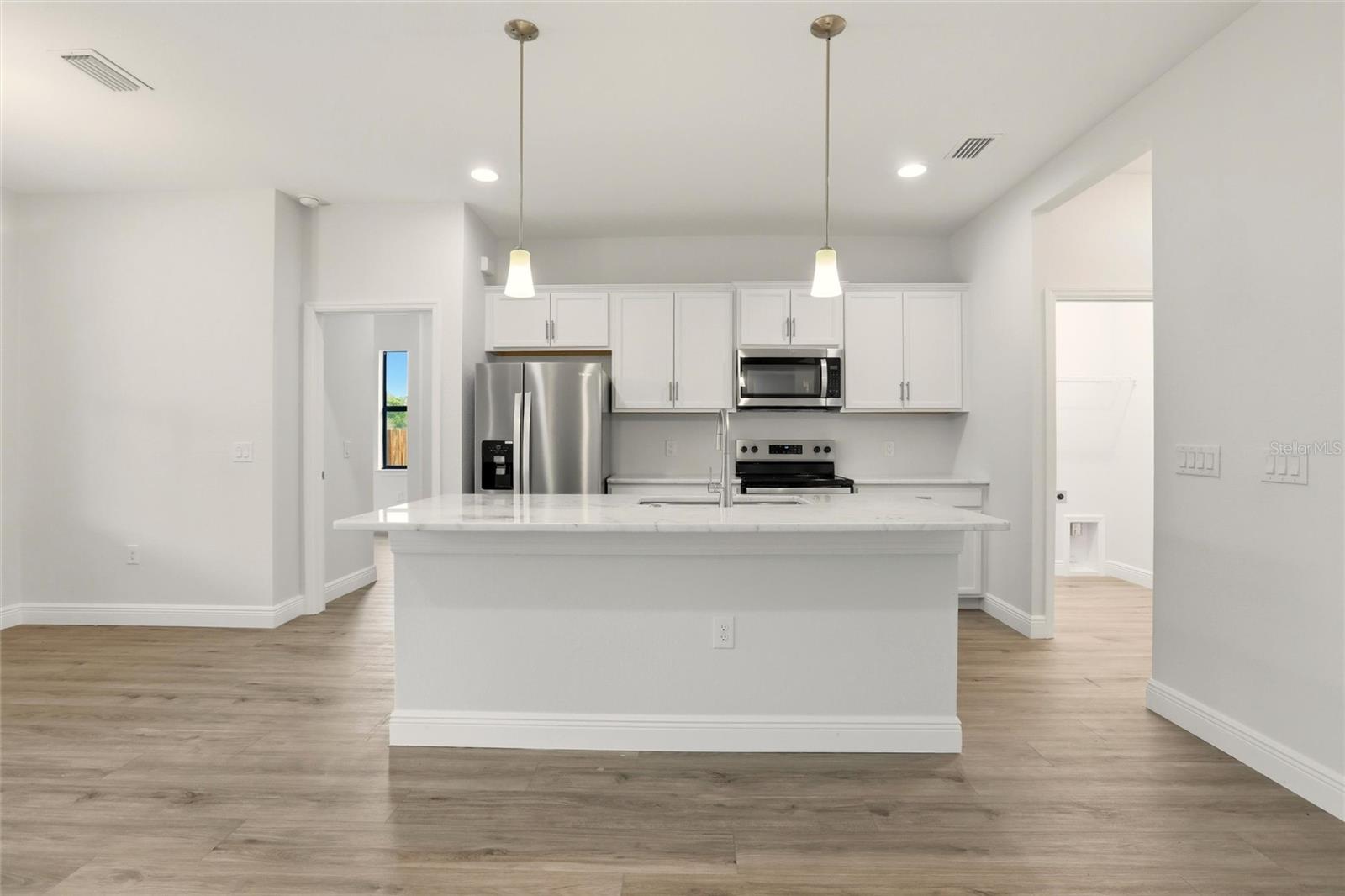 Listing photo id 7 for 3812 Wenona Drive