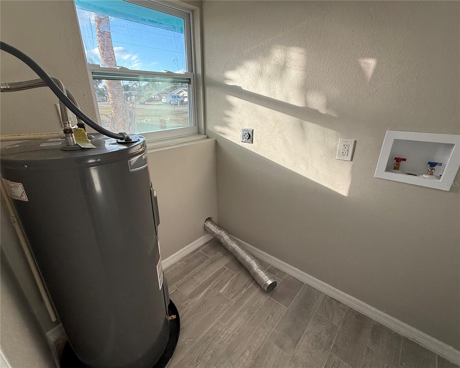 Image 15 of 19 For 105 Sylvania Avenue