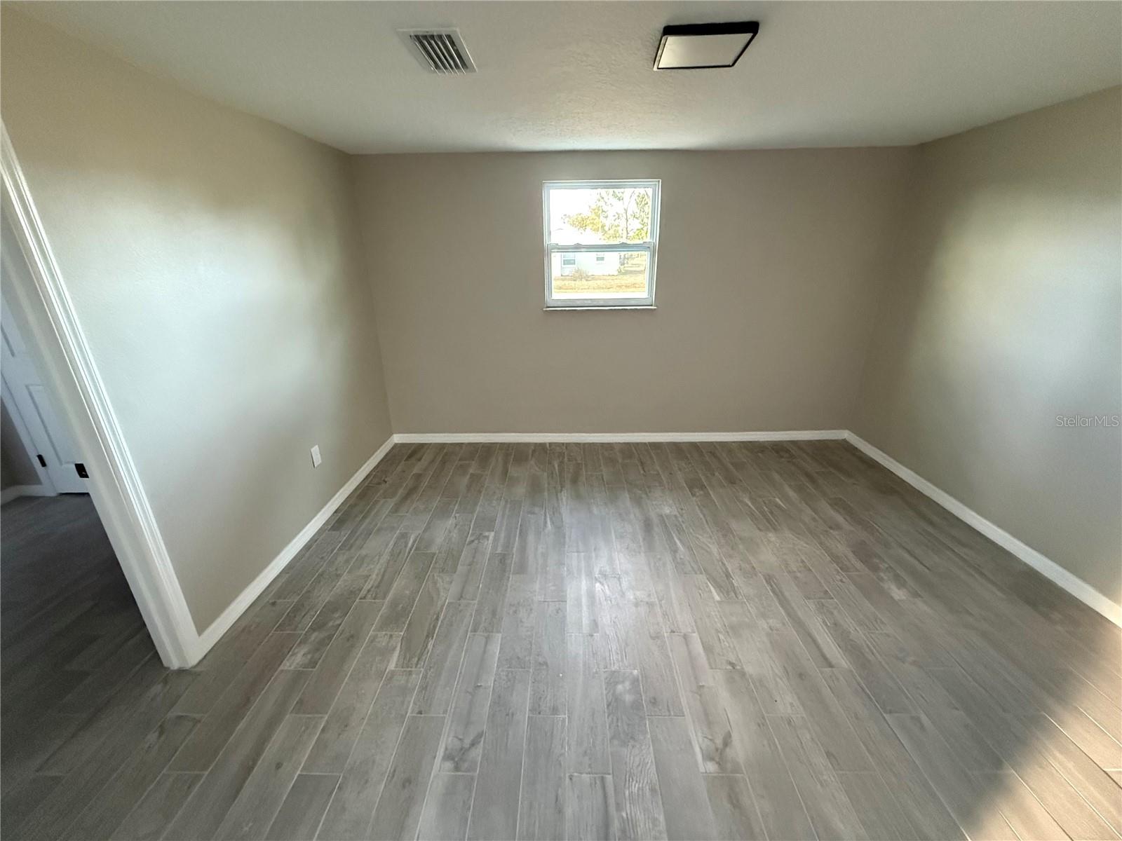 Image 6 of 19 For 105 Sylvania Avenue