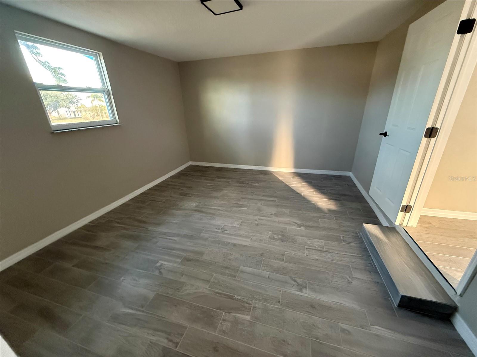 Image 8 of 19 For 105 Sylvania Avenue