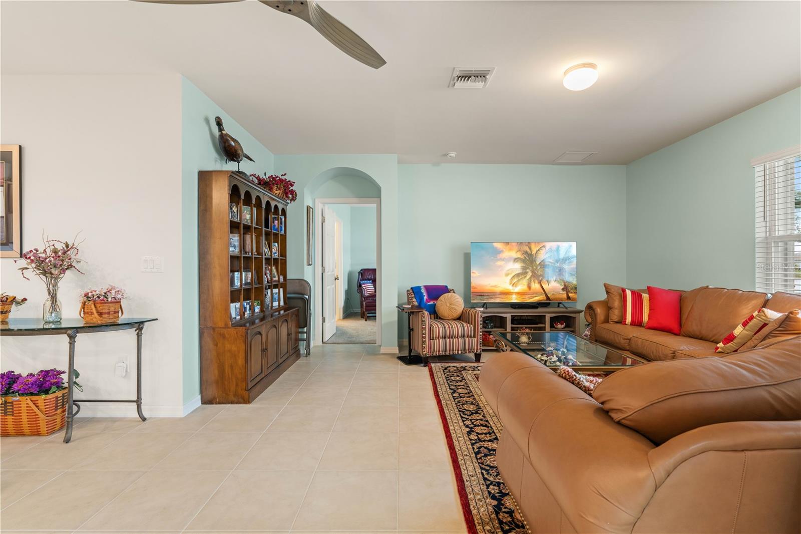 Listing photo id 15 for 7025 Waterford Parkway