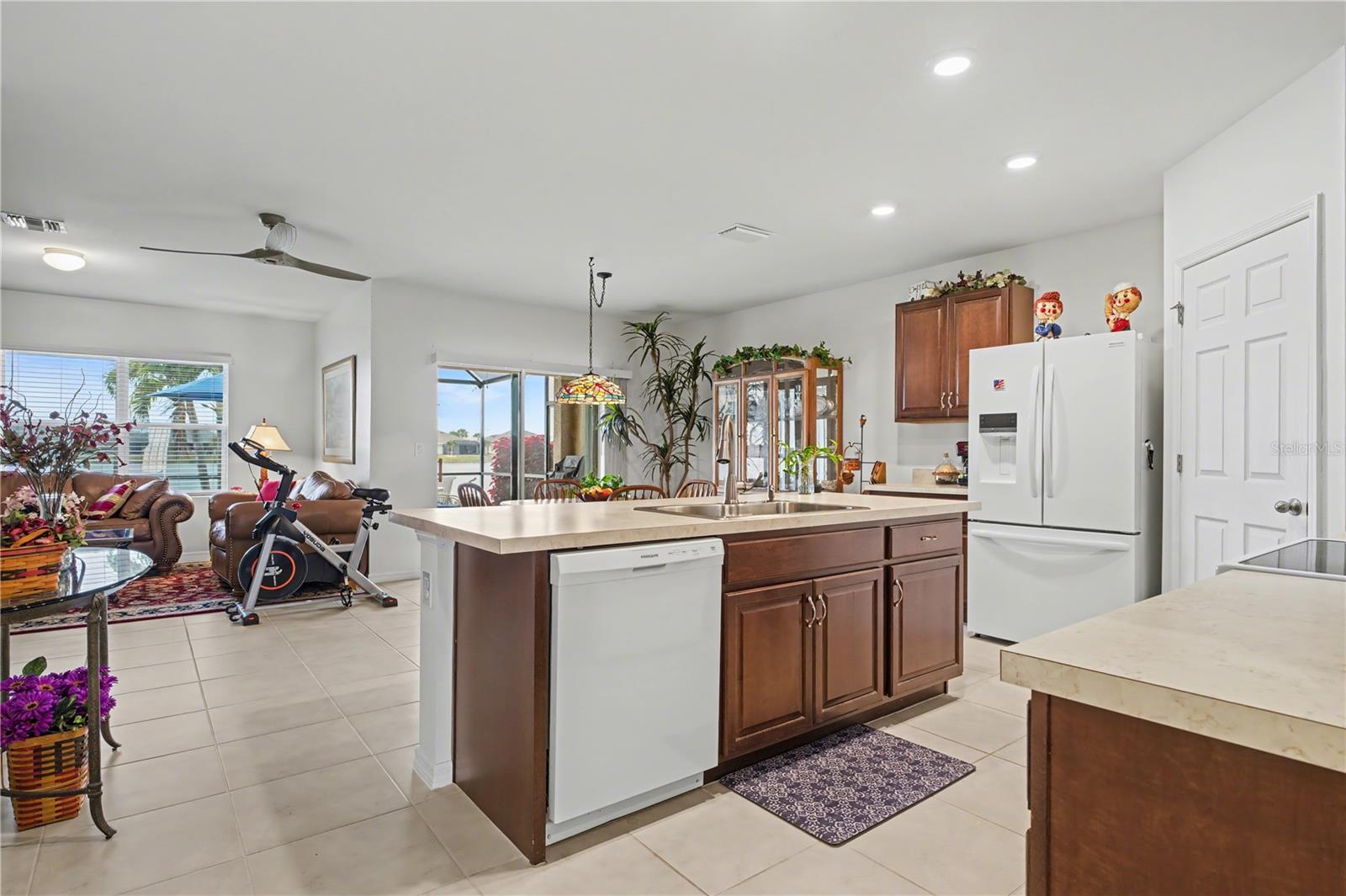 Listing photo id 17 for 7025 Waterford Parkway