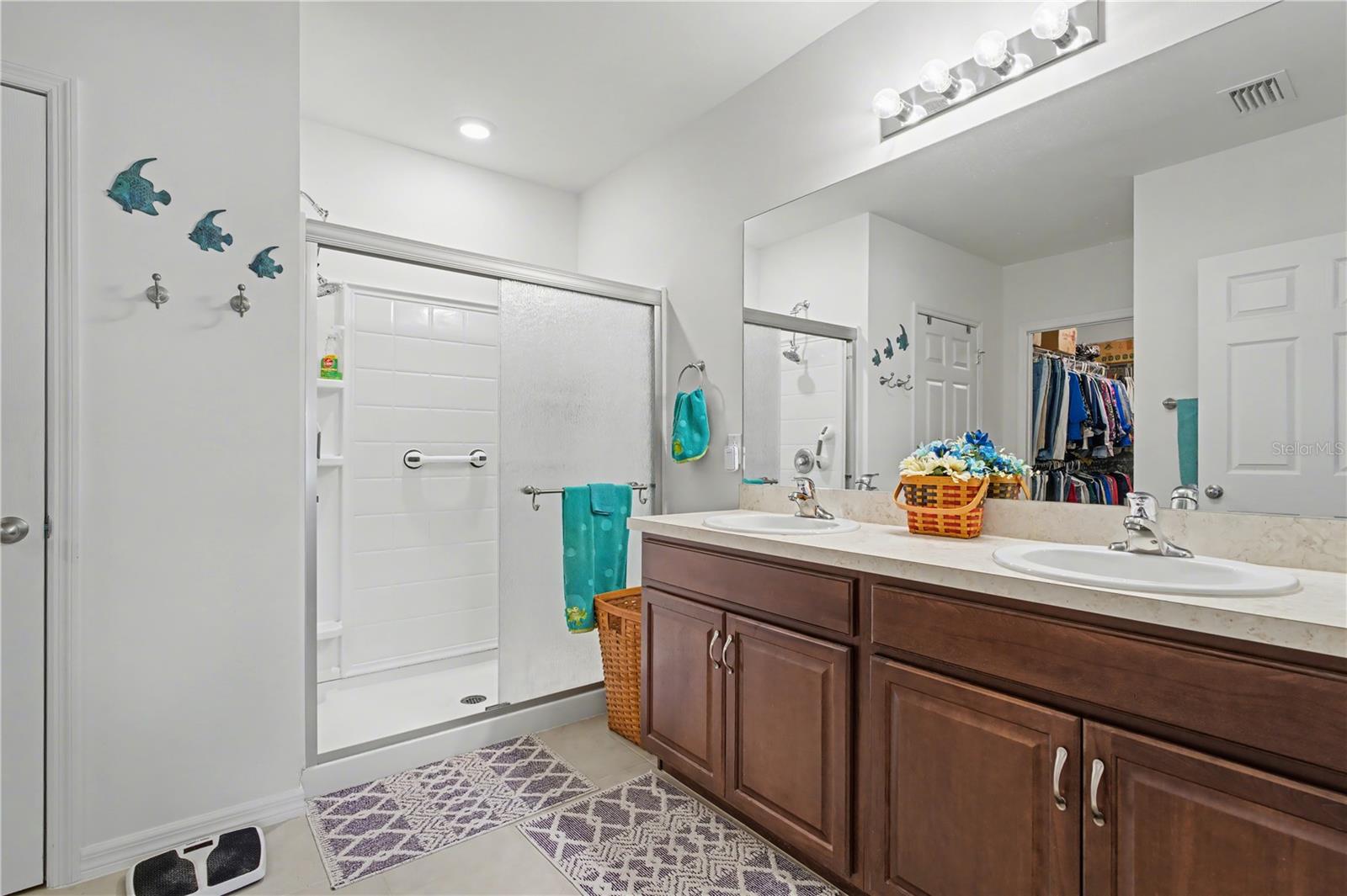 Listing photo id 24 for 7025 Waterford Parkway