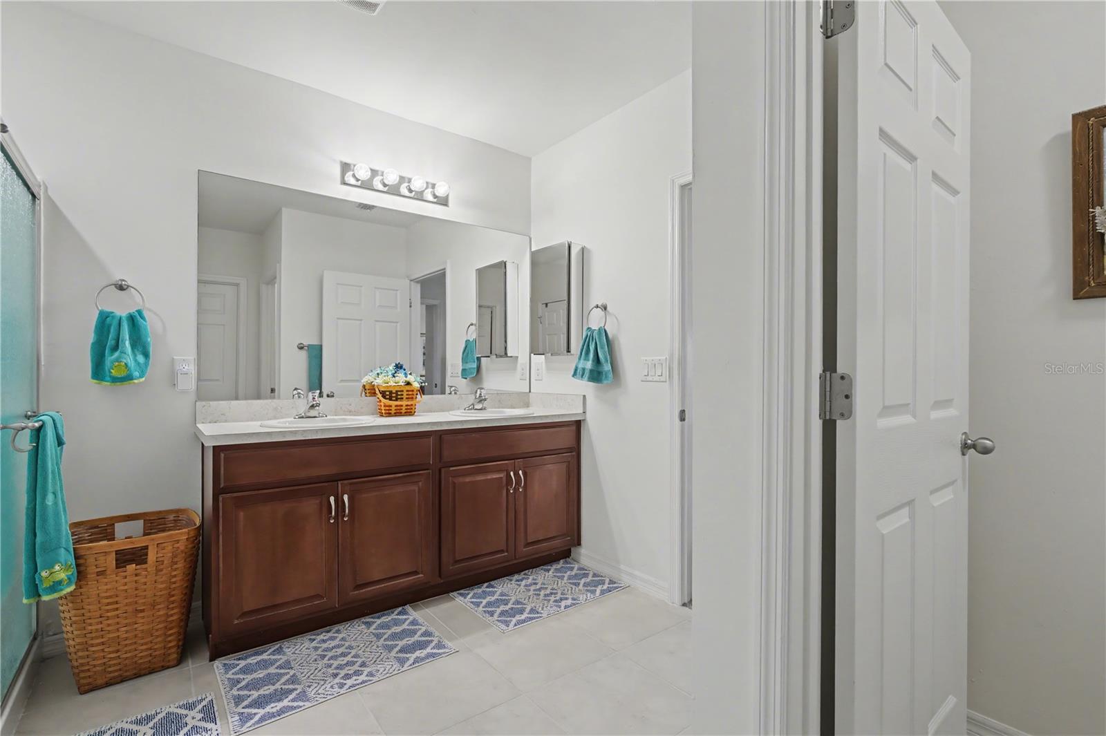 Listing photo id 26 for 7025 Waterford Parkway