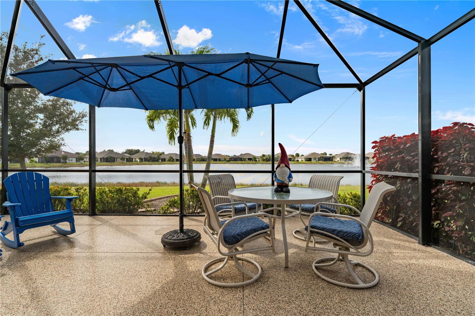 Listing photo id 2 for 7025 Waterford Parkway