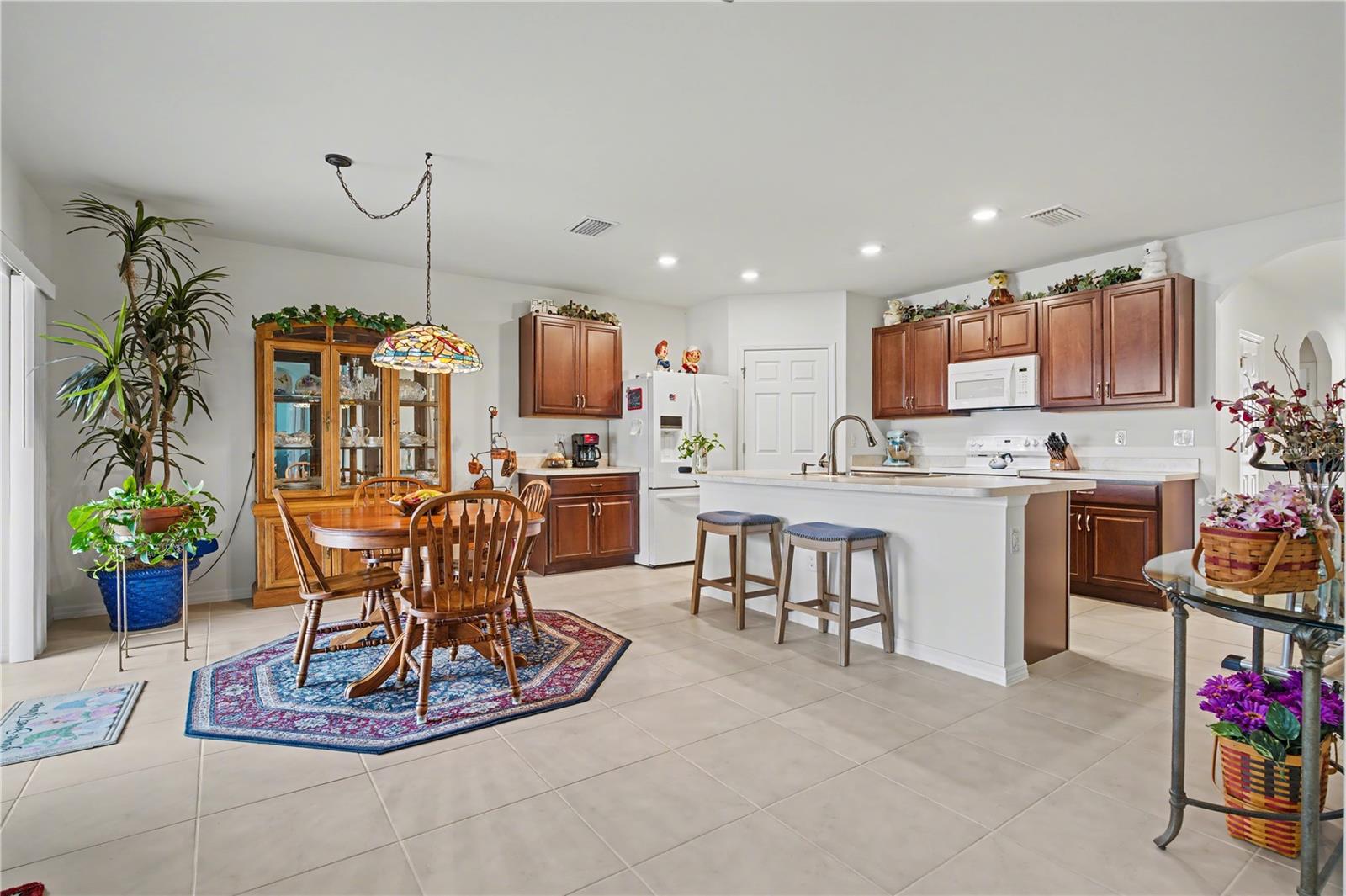 Listing photo id 5 for 7025 Waterford Parkway