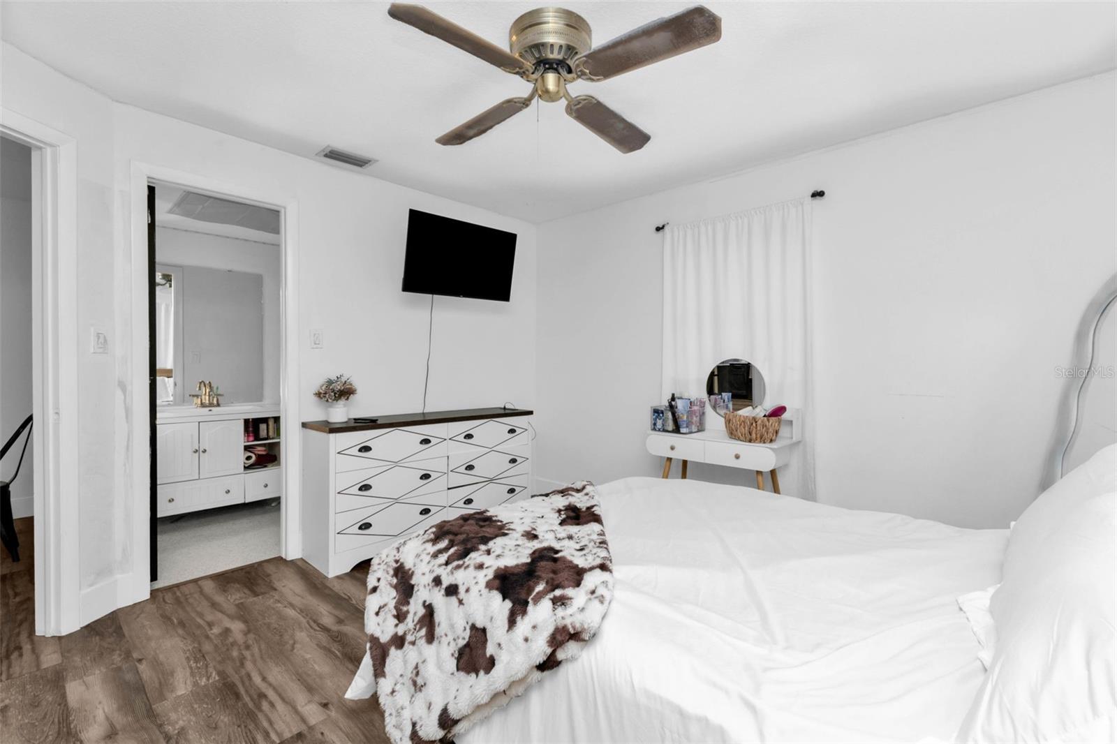 Image 22 of 67 For 21499 Sheldon Avenue