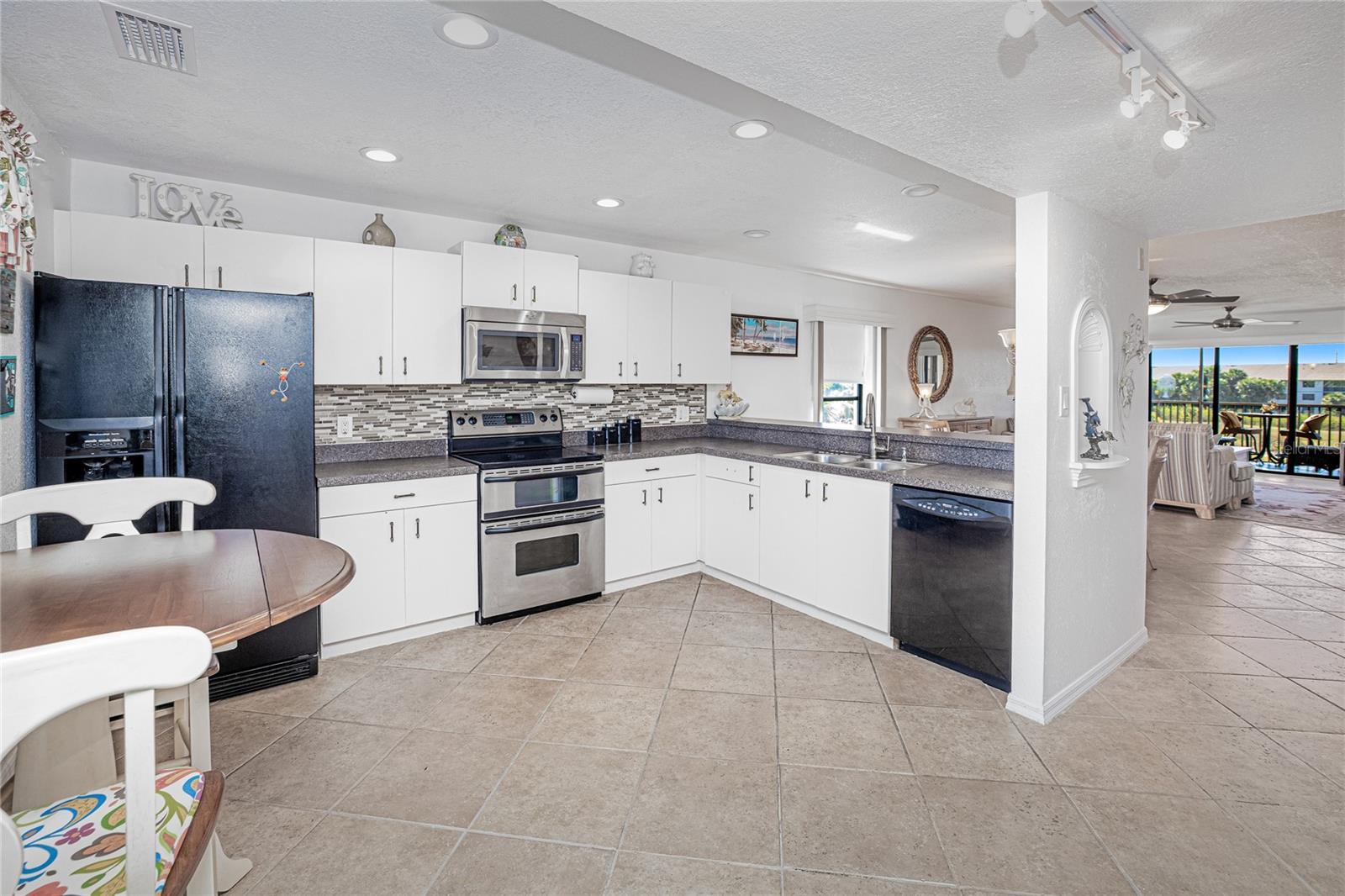 Image 2 of 48 For 175 Kings Highway 1131