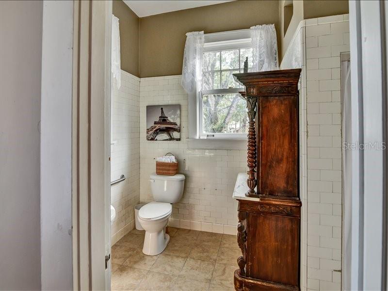 Image 11 of 27 For 606 Oak Street