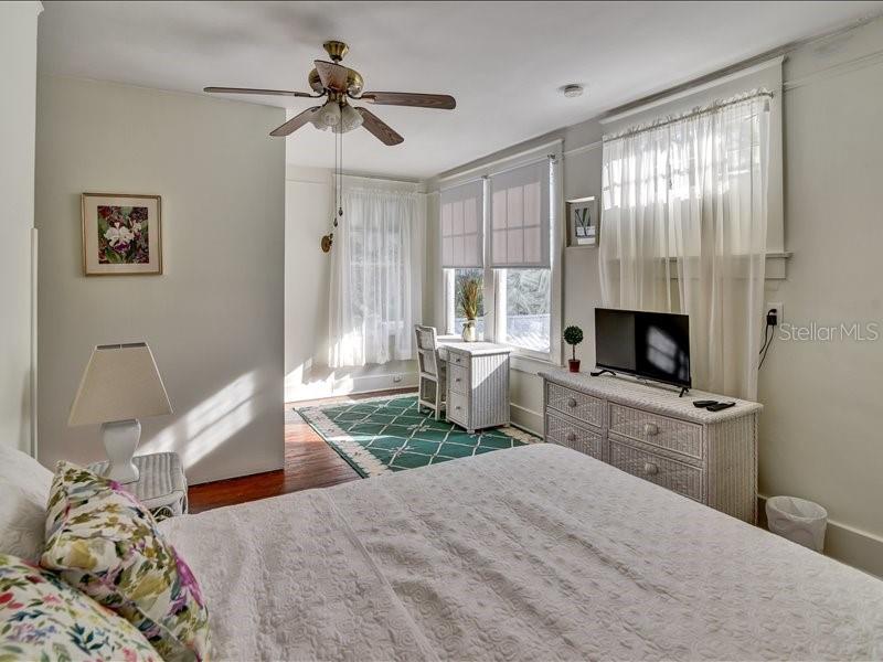 Image 15 of 27 For 606 Oak Street