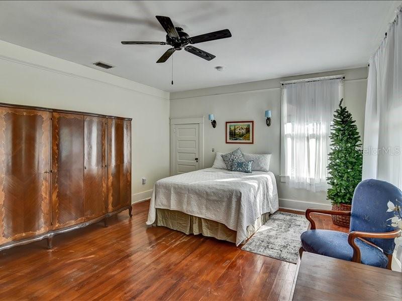 Image 20 of 27 For 606 Oak Street