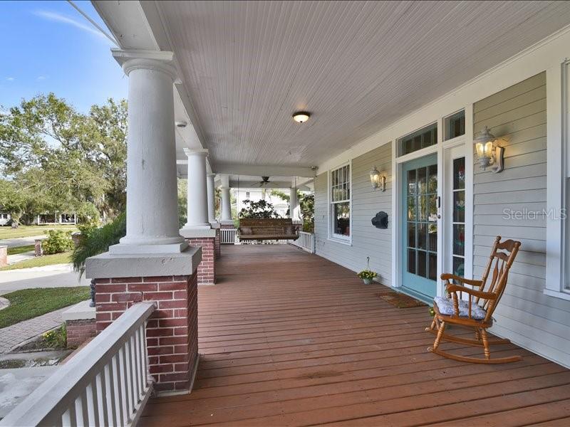 Image 3 of 27 For 606 Oak Street