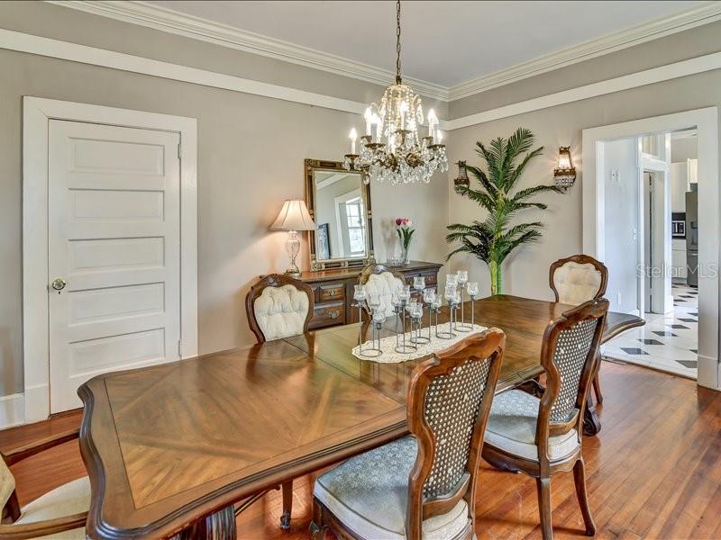 Image 6 of 27 For 606 Oak Street