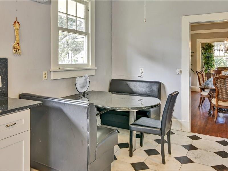 Image 8 of 27 For 606 Oak Street