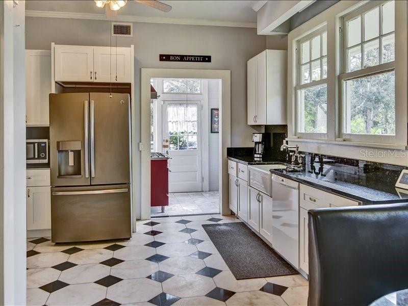 Image 9 of 27 For 606 Oak Street