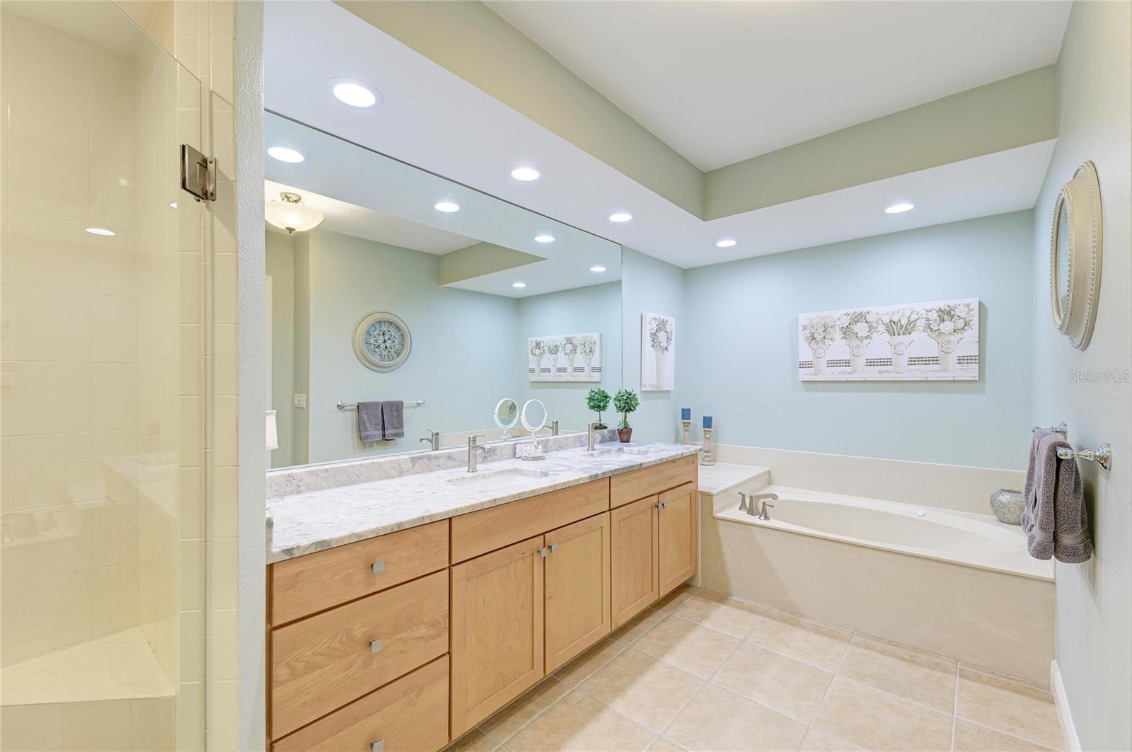 Image 27 of 68 For 3329 Sunset Key Circle 407