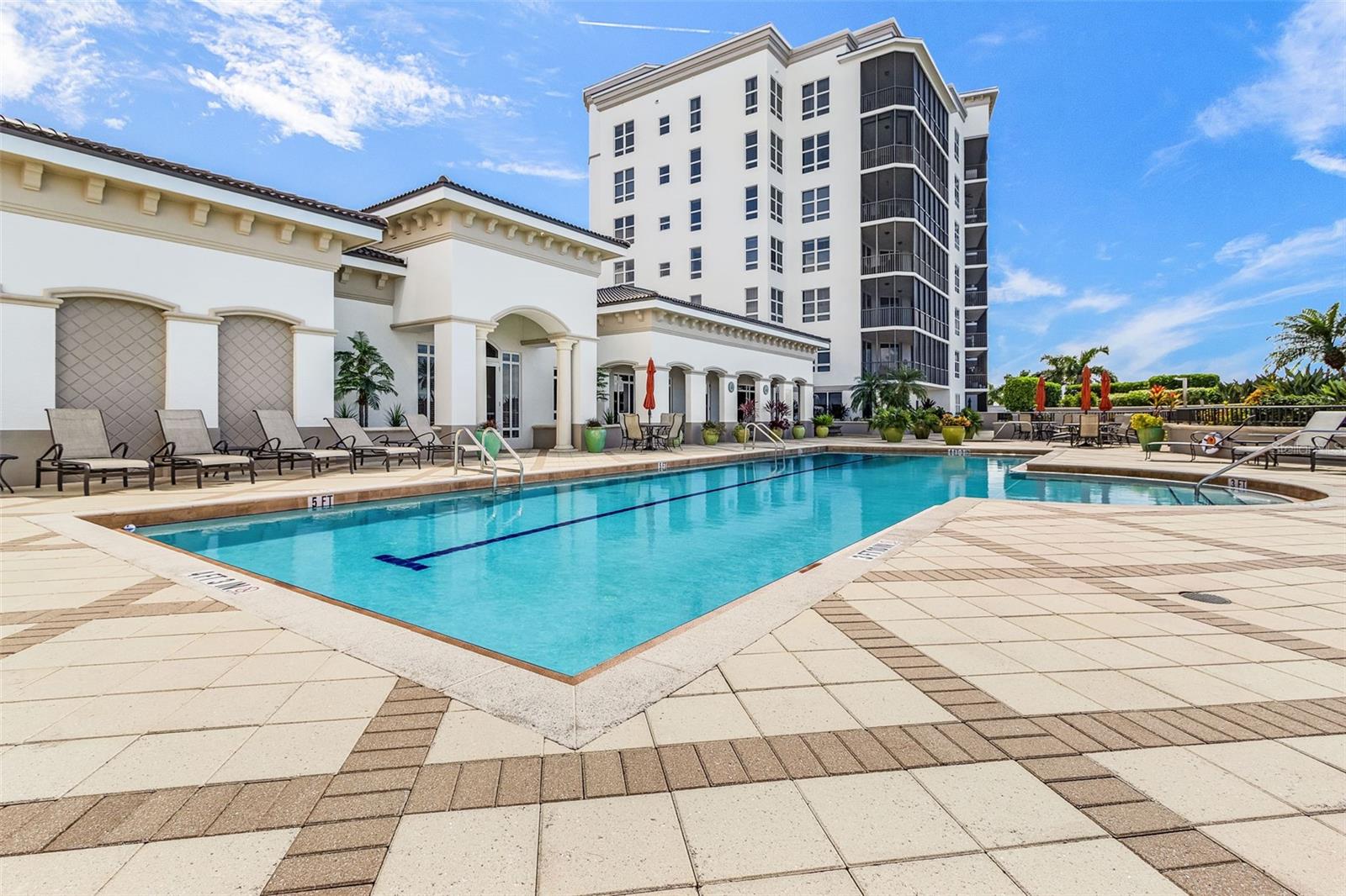 Image 3 of 68 For 3329 Sunset Key Circle 407