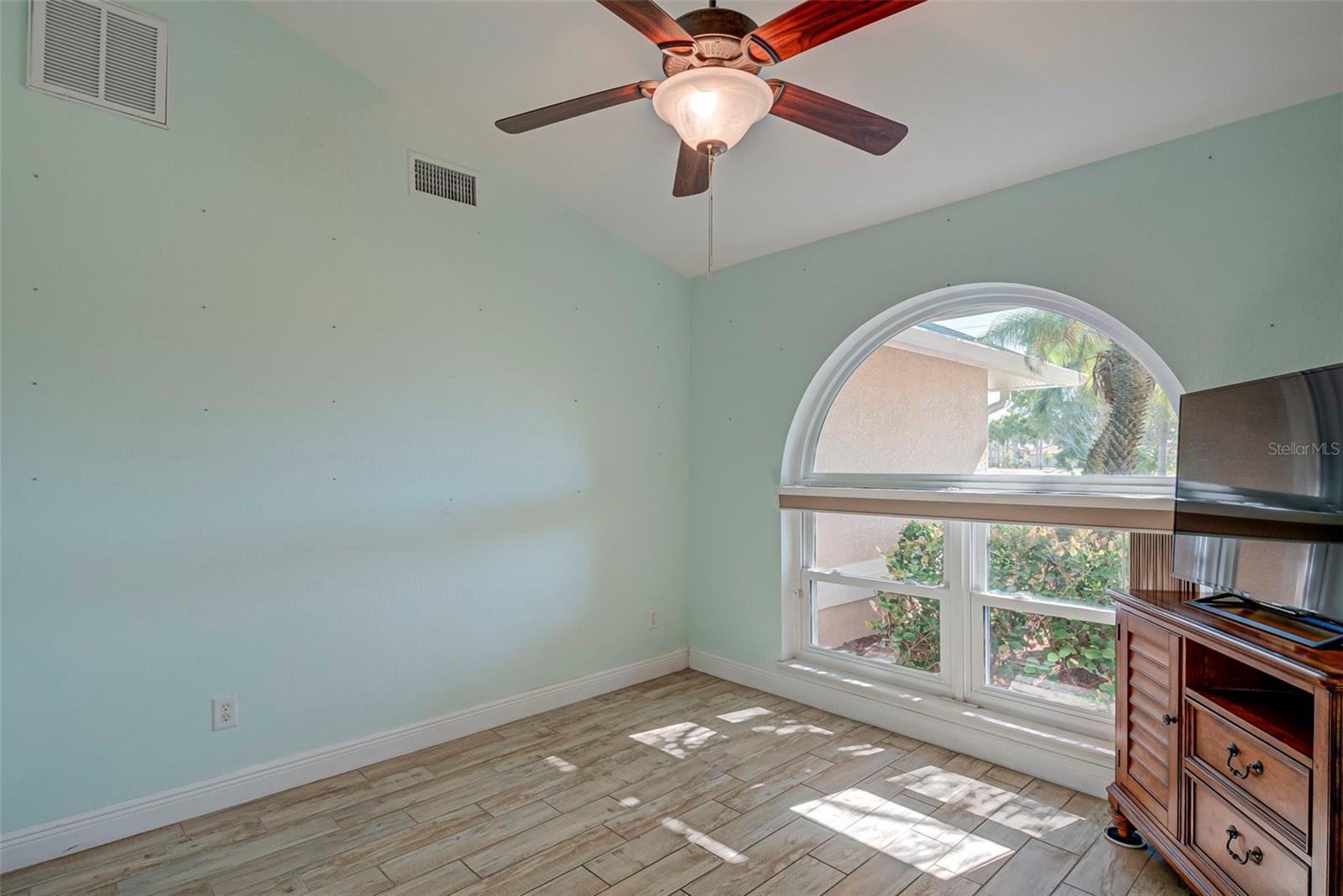 Image 7 of 24 For 24490 Julian Court