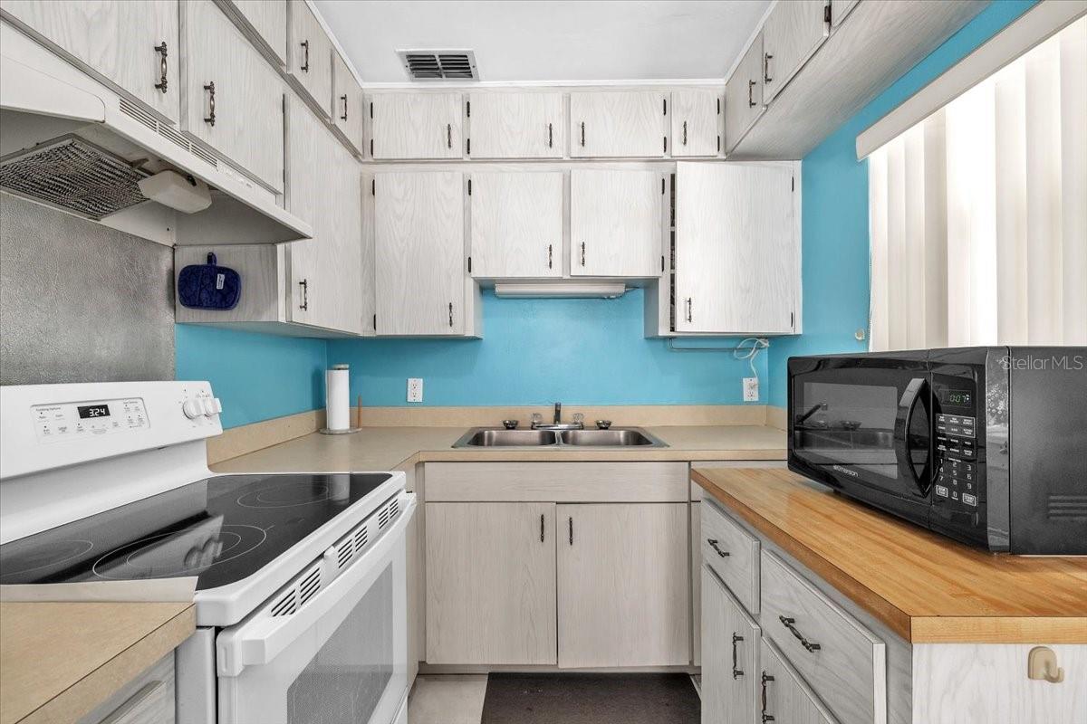 Image 11 of 41 For 370 Duxbury Avenue