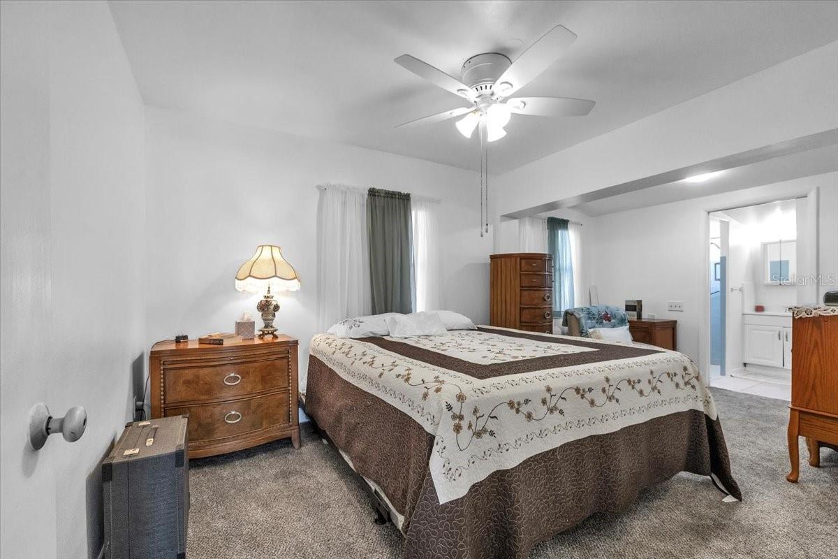 Image 13 of 41 For 370 Duxbury Avenue