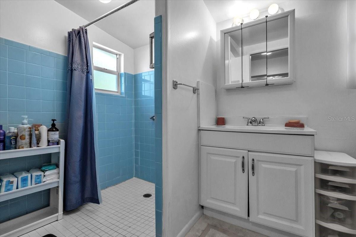 Image 16 of 41 For 370 Duxbury Avenue