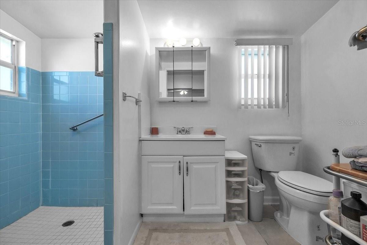 Image 17 of 41 For 370 Duxbury Avenue