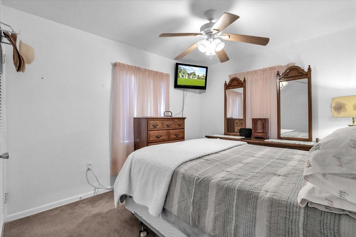 Image 18 of 41 For 370 Duxbury Avenue