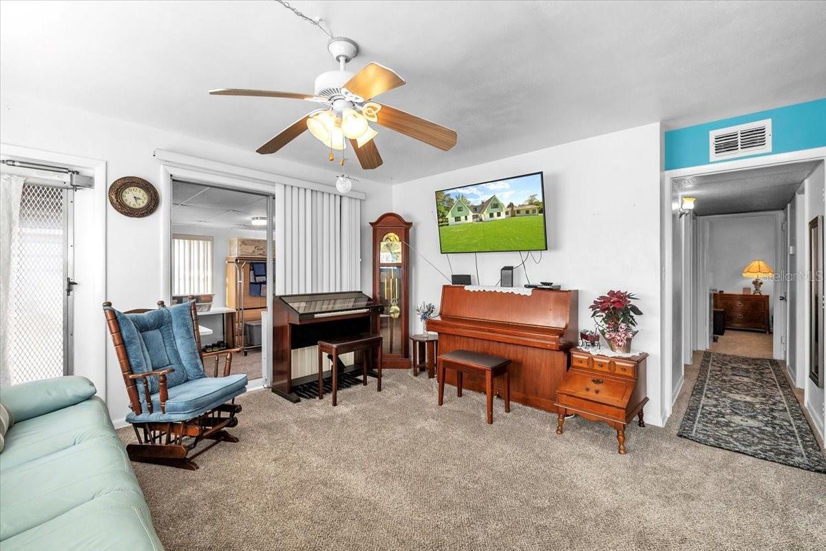 Image 6 of 41 For 370 Duxbury Avenue