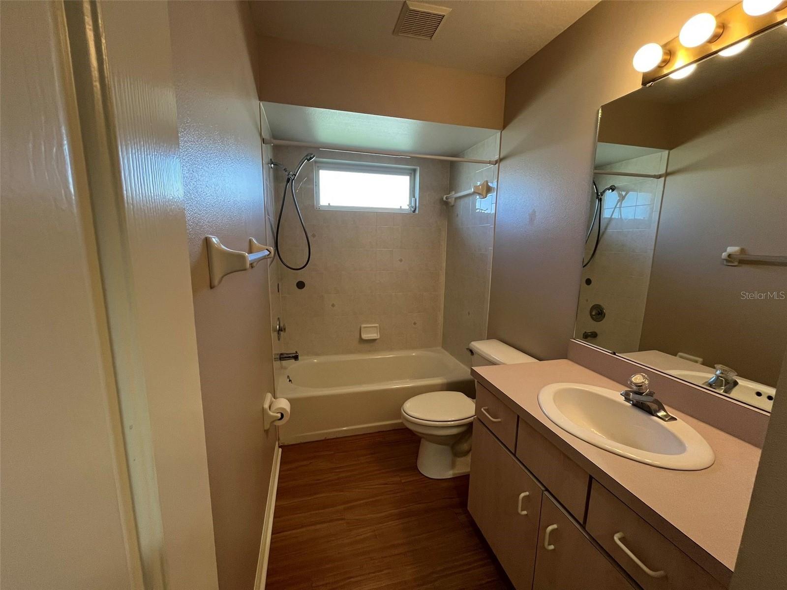 Image 8 of 16 For 2868 Salford Boulevard