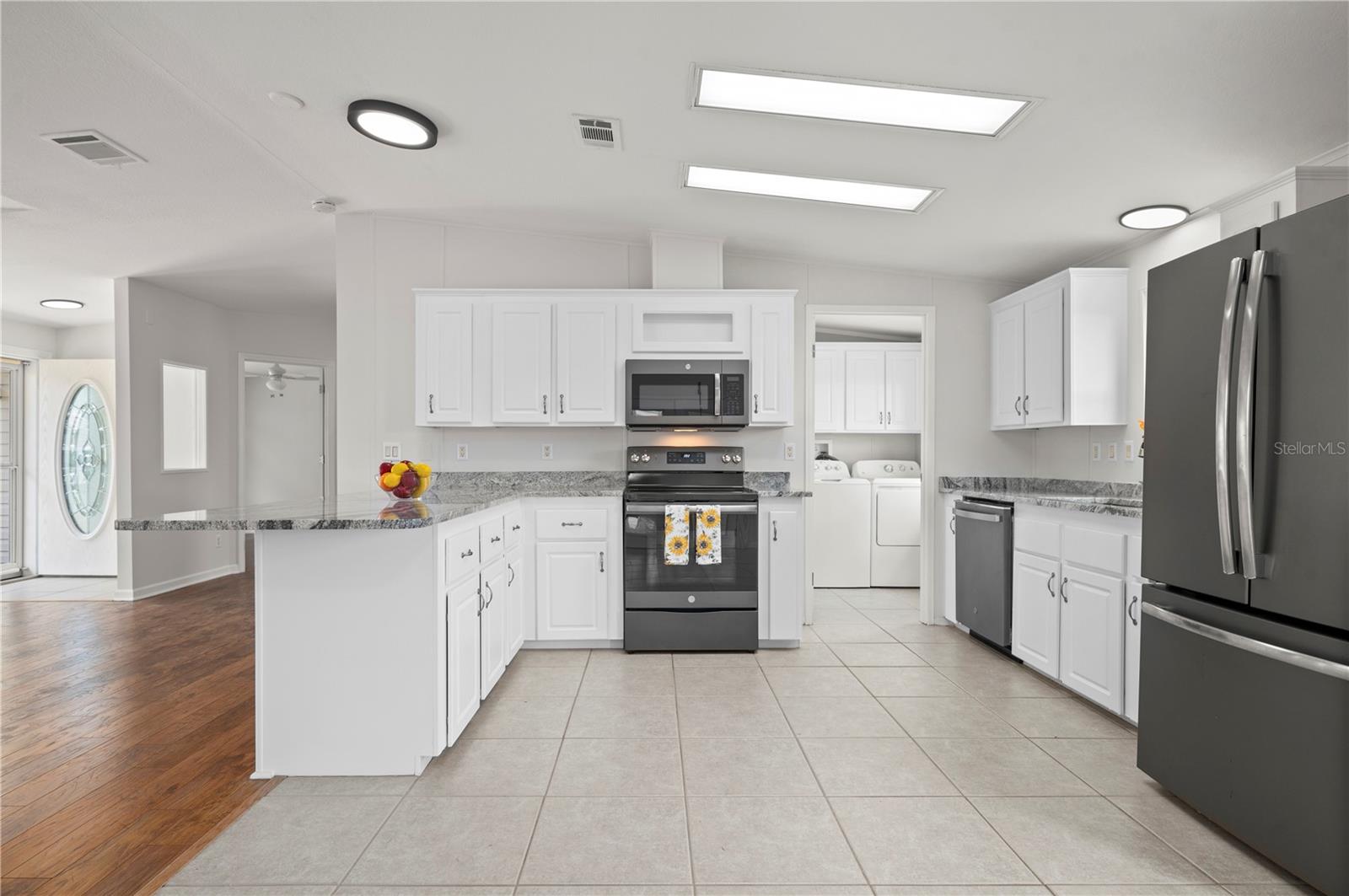 Image 11 of 62 For 1000 Kings Highway 111