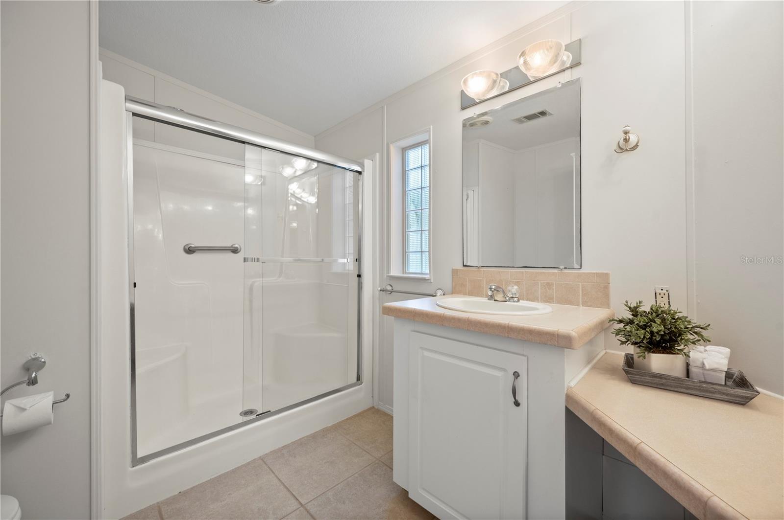 Image 19 of 62 For 1000 Kings Highway 111