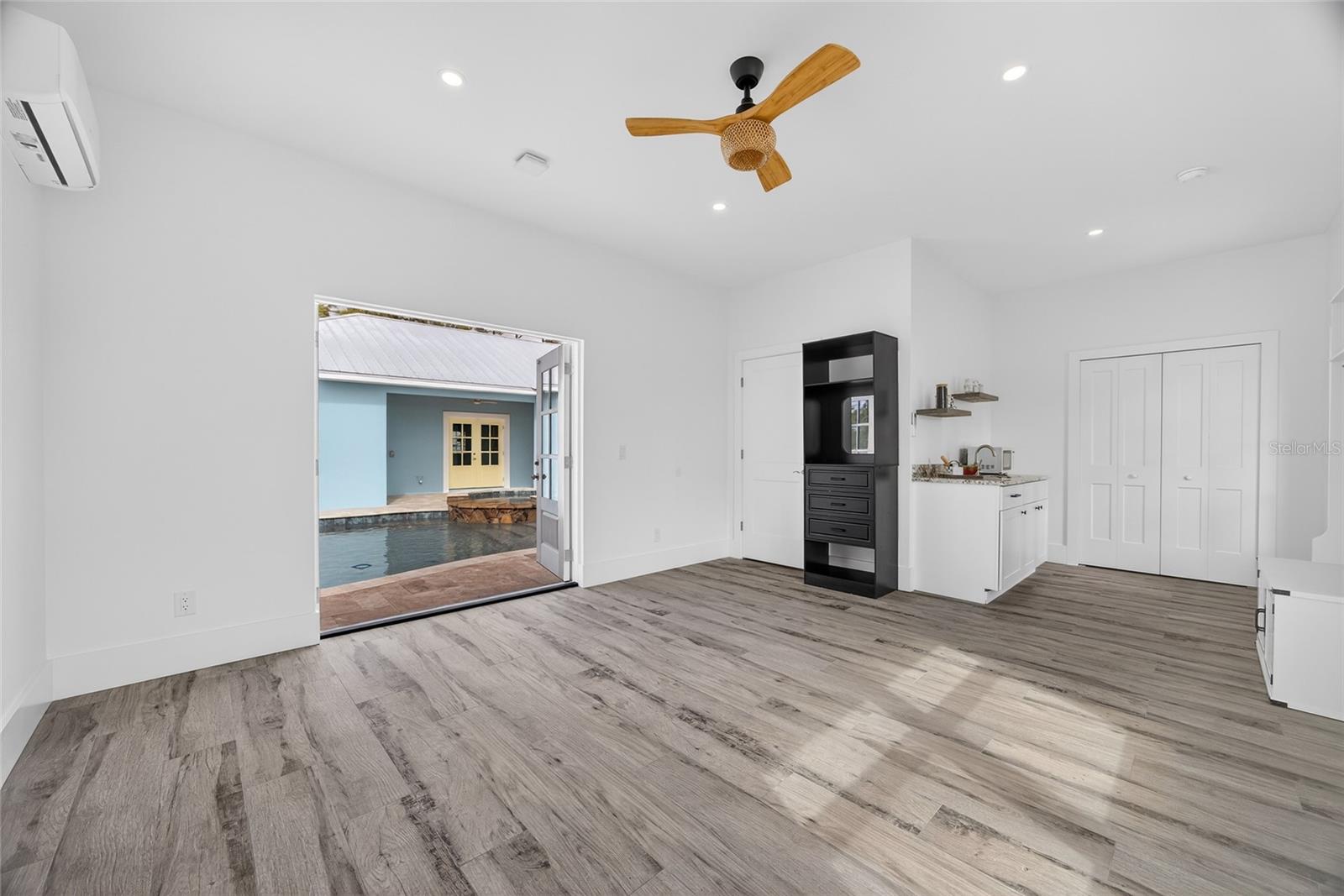 Image 23 of 43 For 14192 Riseley Avenue