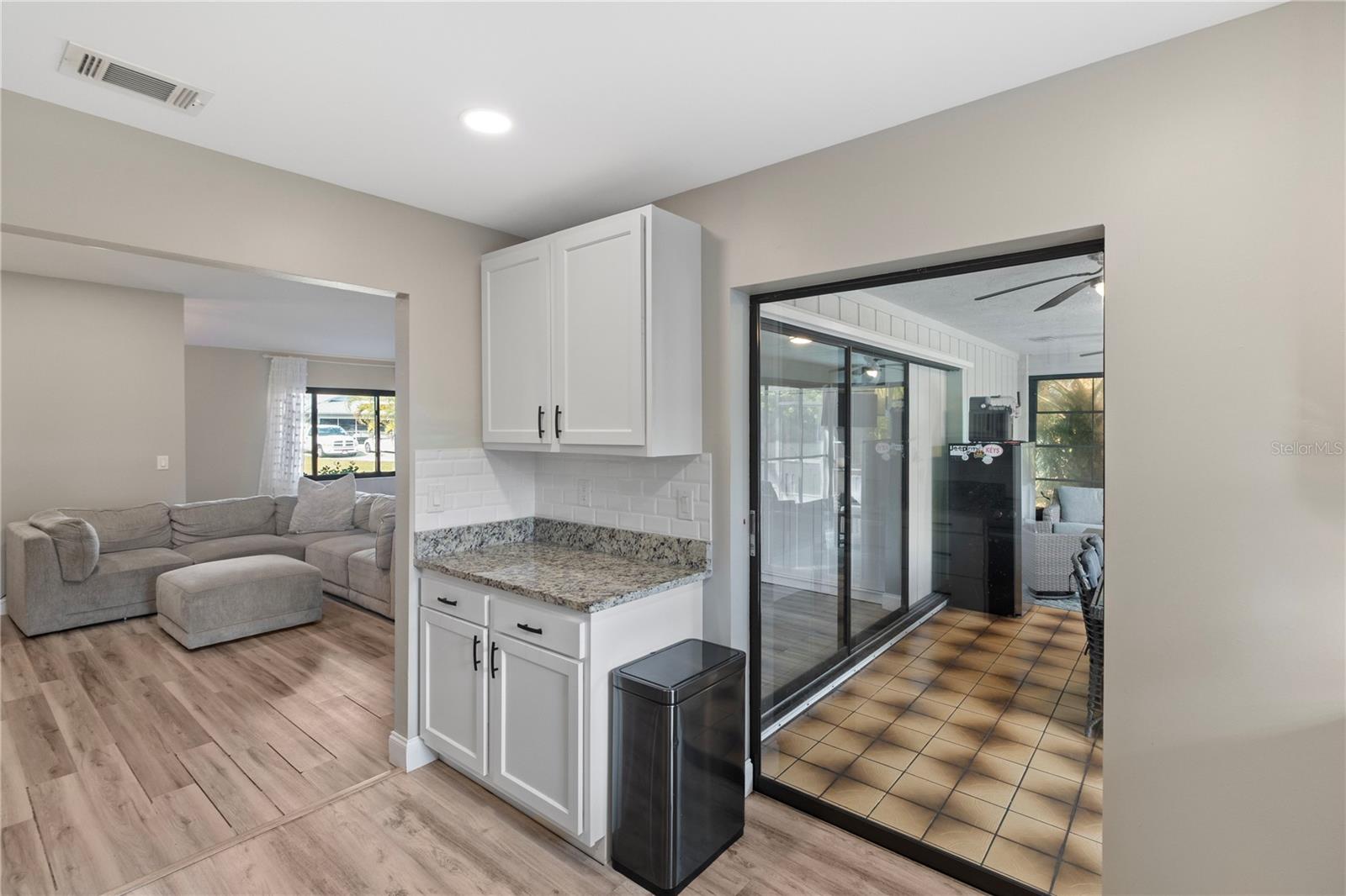 Listing photo id 9 for 7234 Mamouth Street