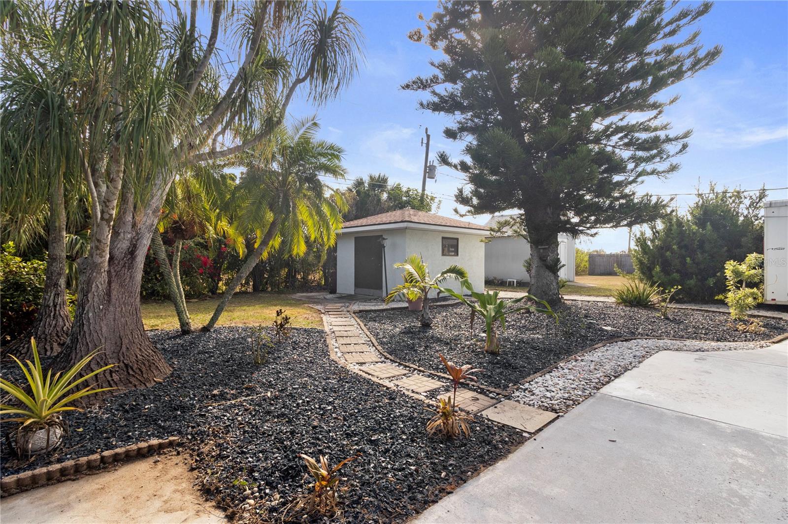 Listing photo id 29 for 7234 Mamouth Street