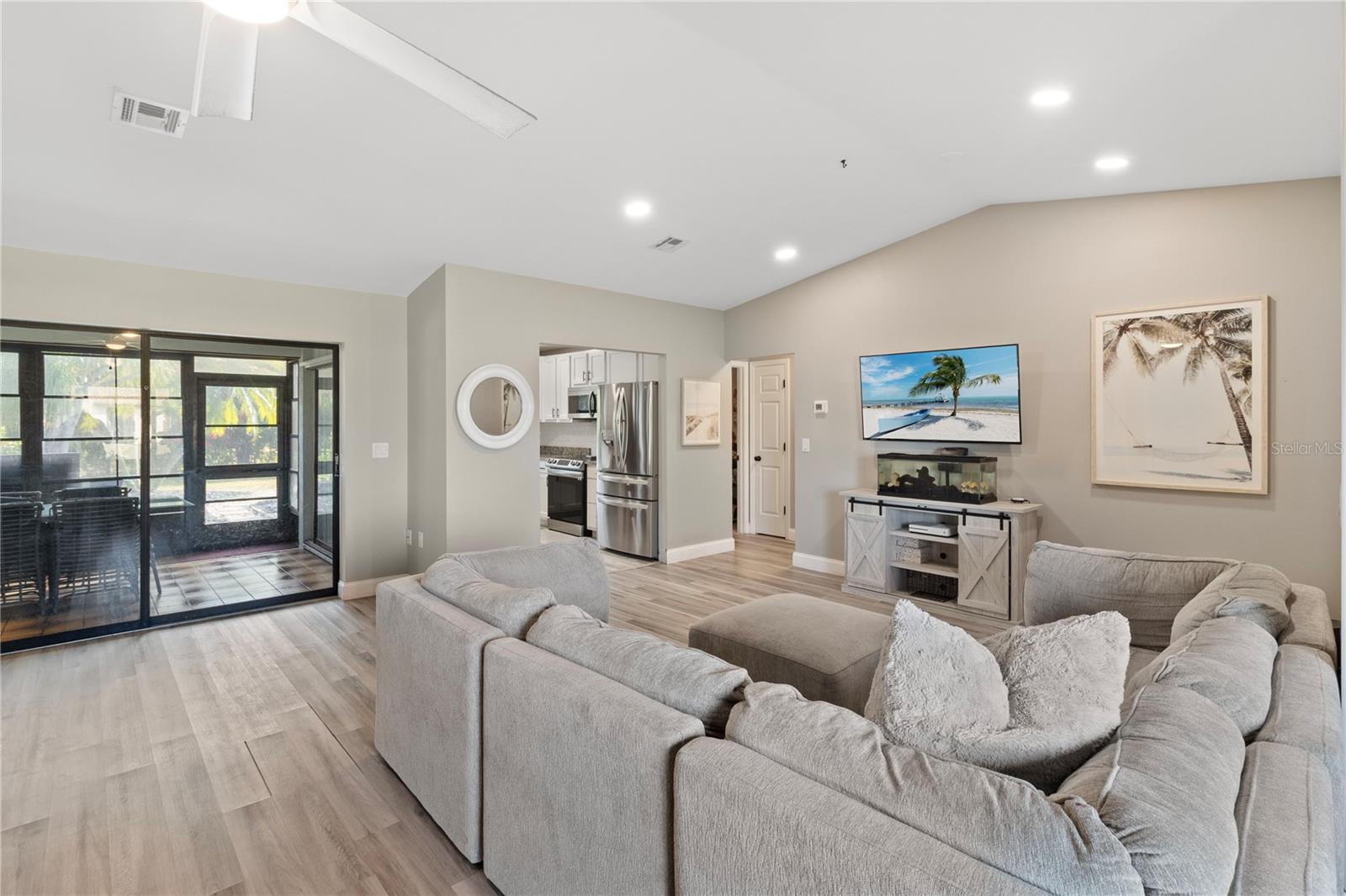 Listing photo id 2 for 7234 Mamouth Street