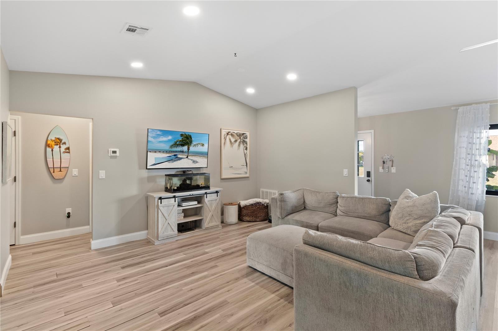 Listing photo id 3 for 7234 Mamouth Street