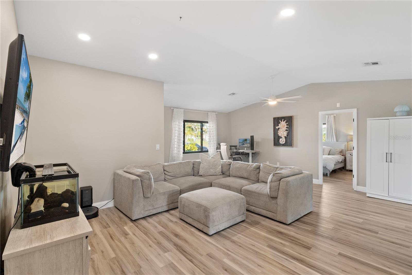 Listing photo id 4 for 7234 Mamouth Street