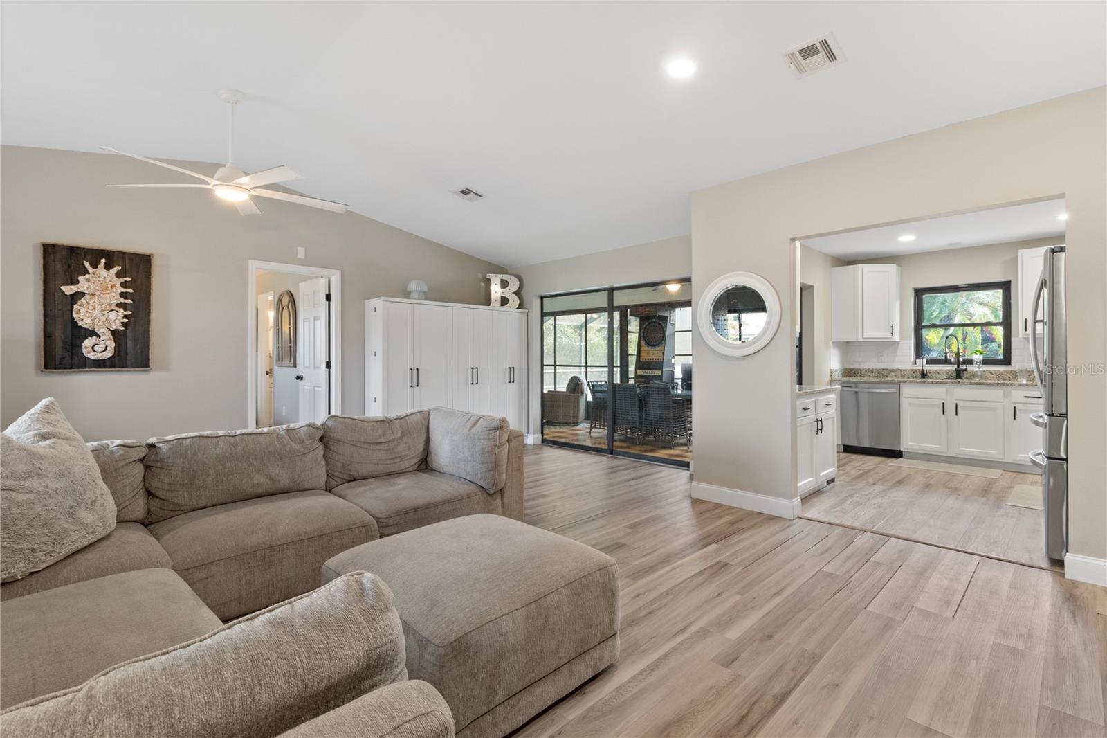 Listing photo id 5 for 7234 Mamouth Street