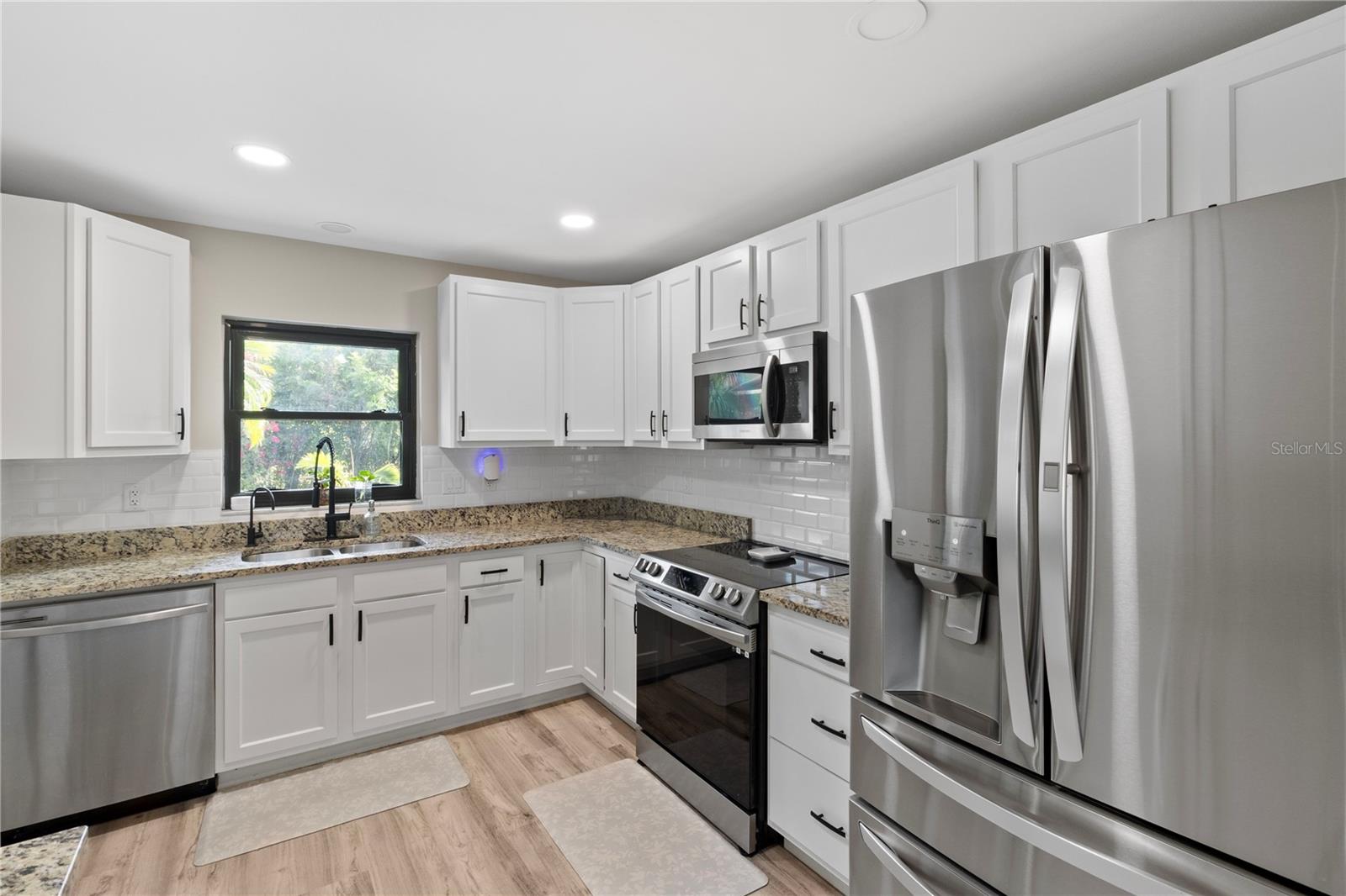 Listing photo id 6 for 7234 Mamouth Street