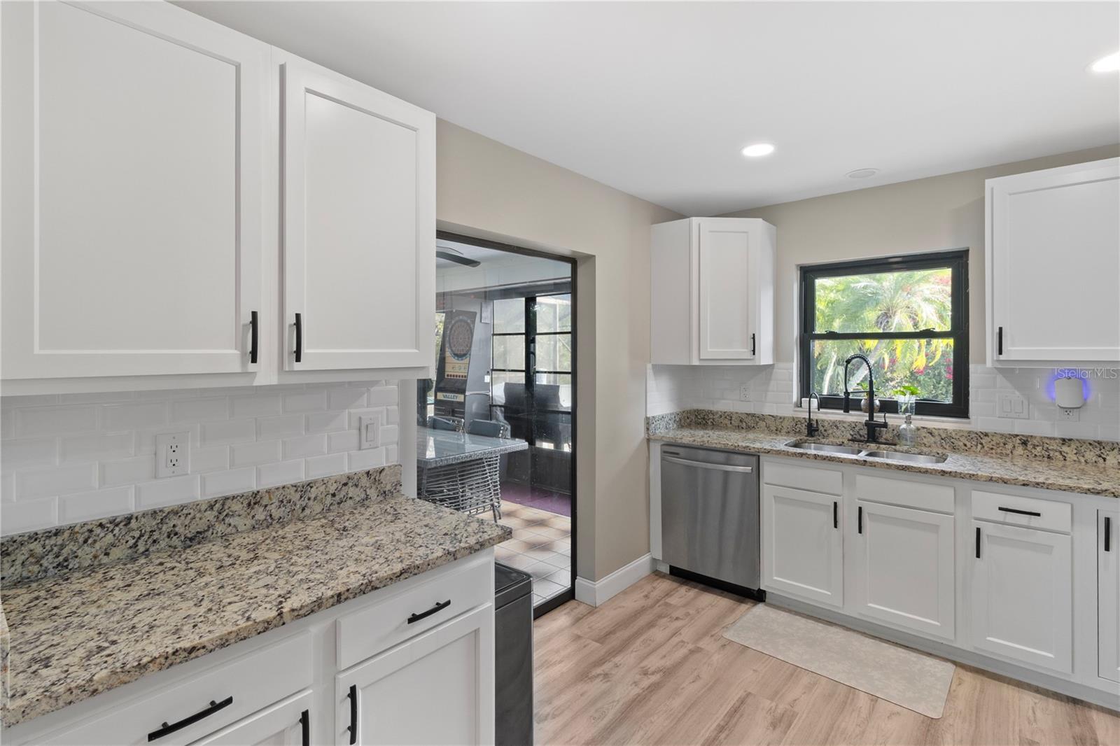 Listing photo id 7 for 7234 Mamouth Street