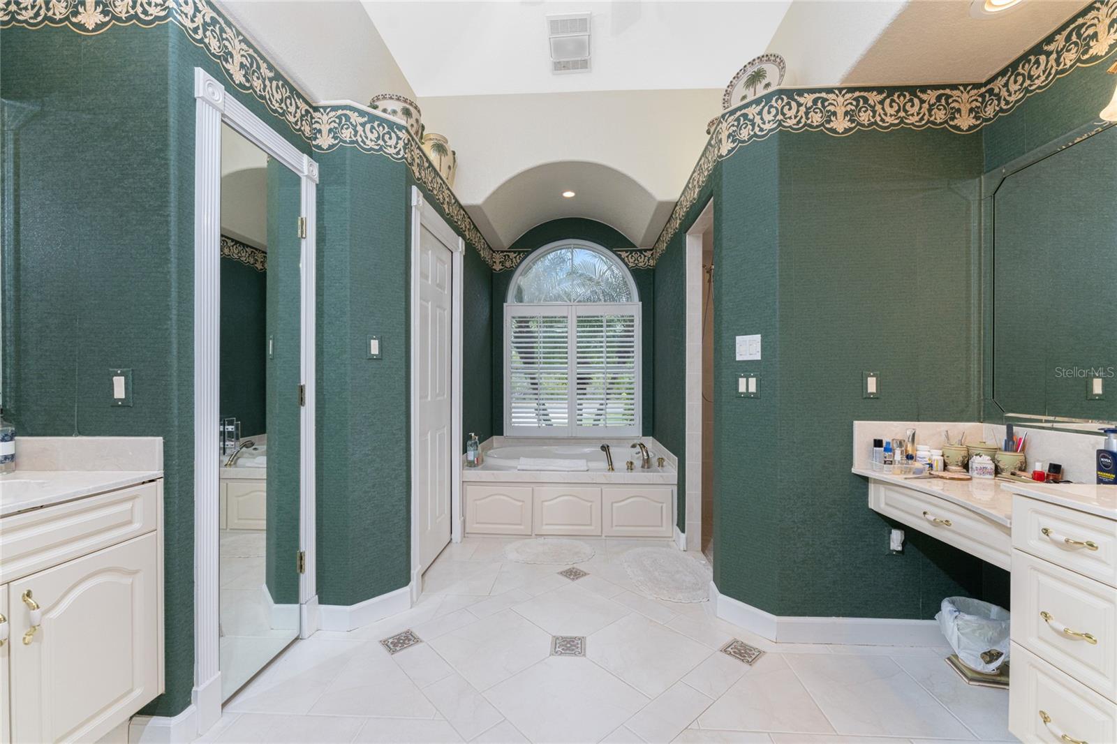 Image 43 of 79 For 12109 Kingsway Circle