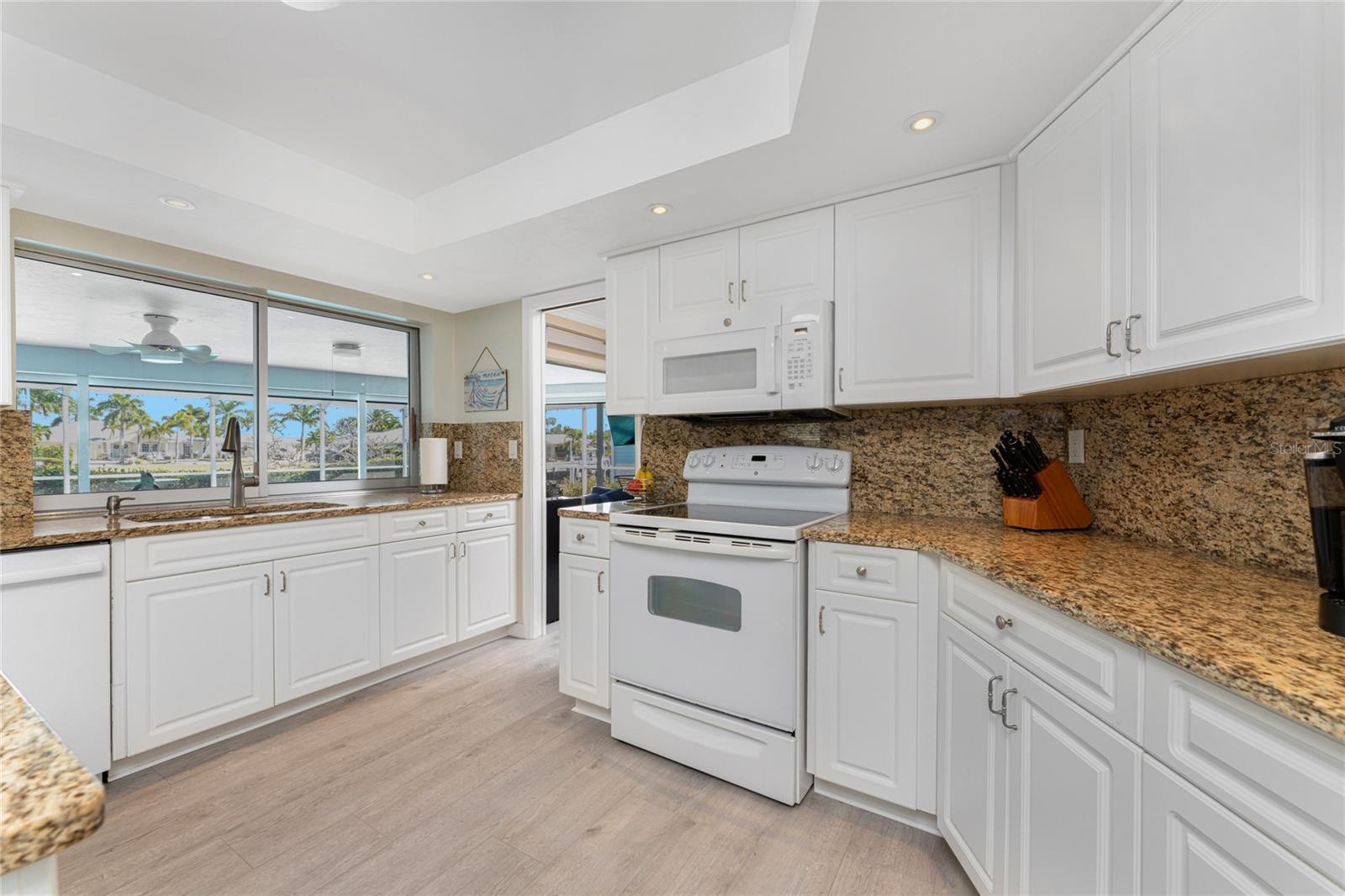 Image 15 of 69 For 946 Messina Dr