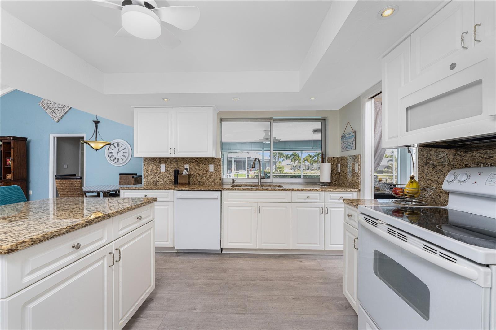 Image 16 of 69 For 946 Messina Dr