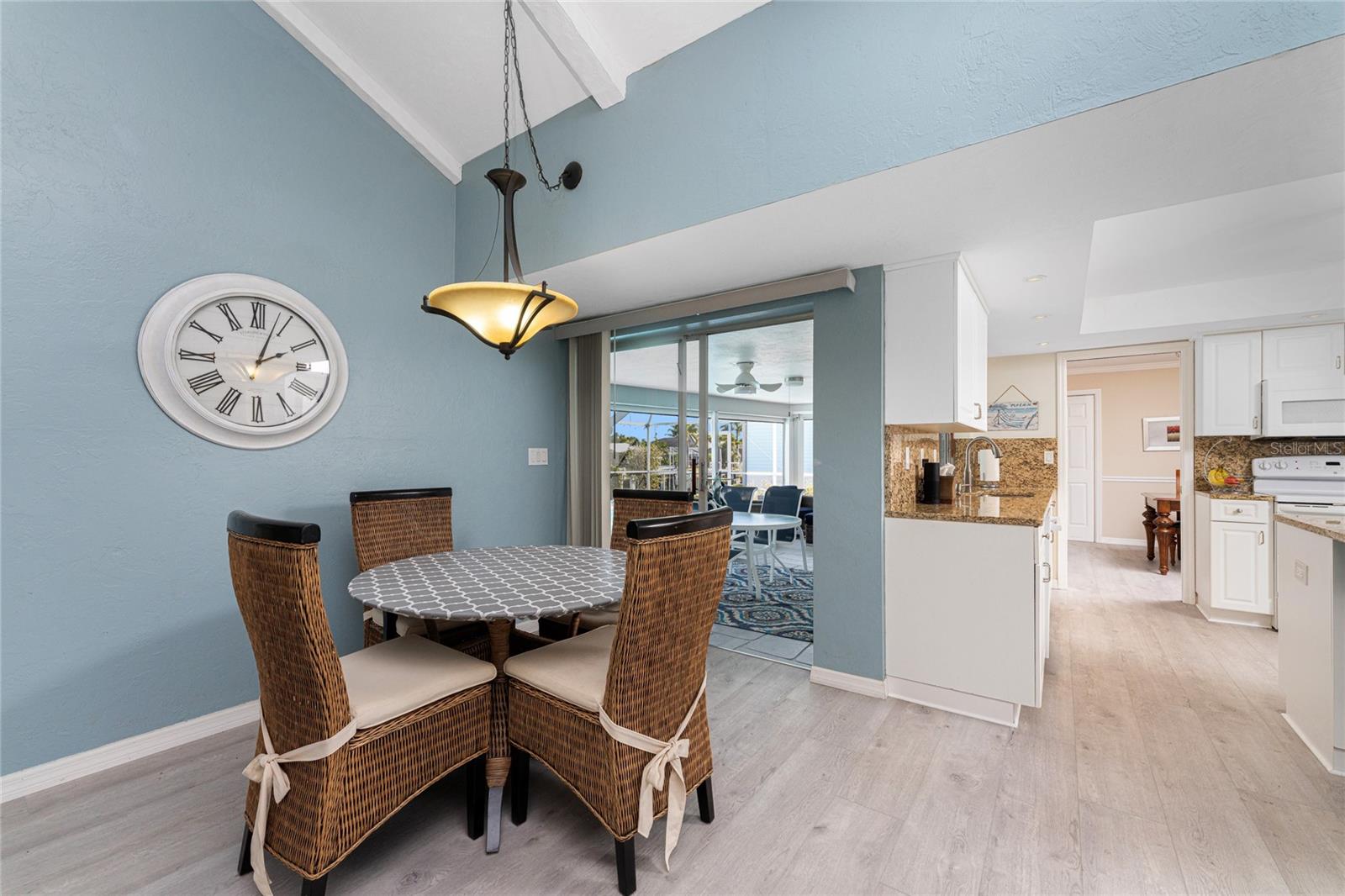 Image 17 of 69 For 946 Messina Dr