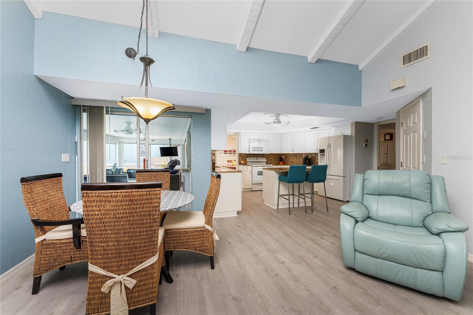 Image 18 of 69 For 946 Messina Dr