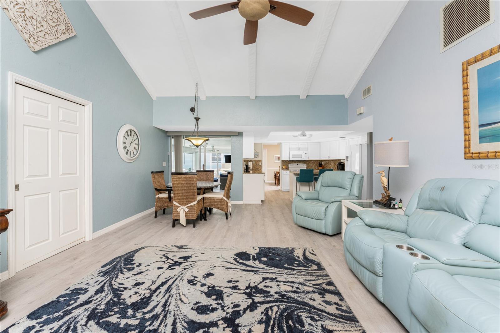 Image 19 of 69 For 946 Messina Dr