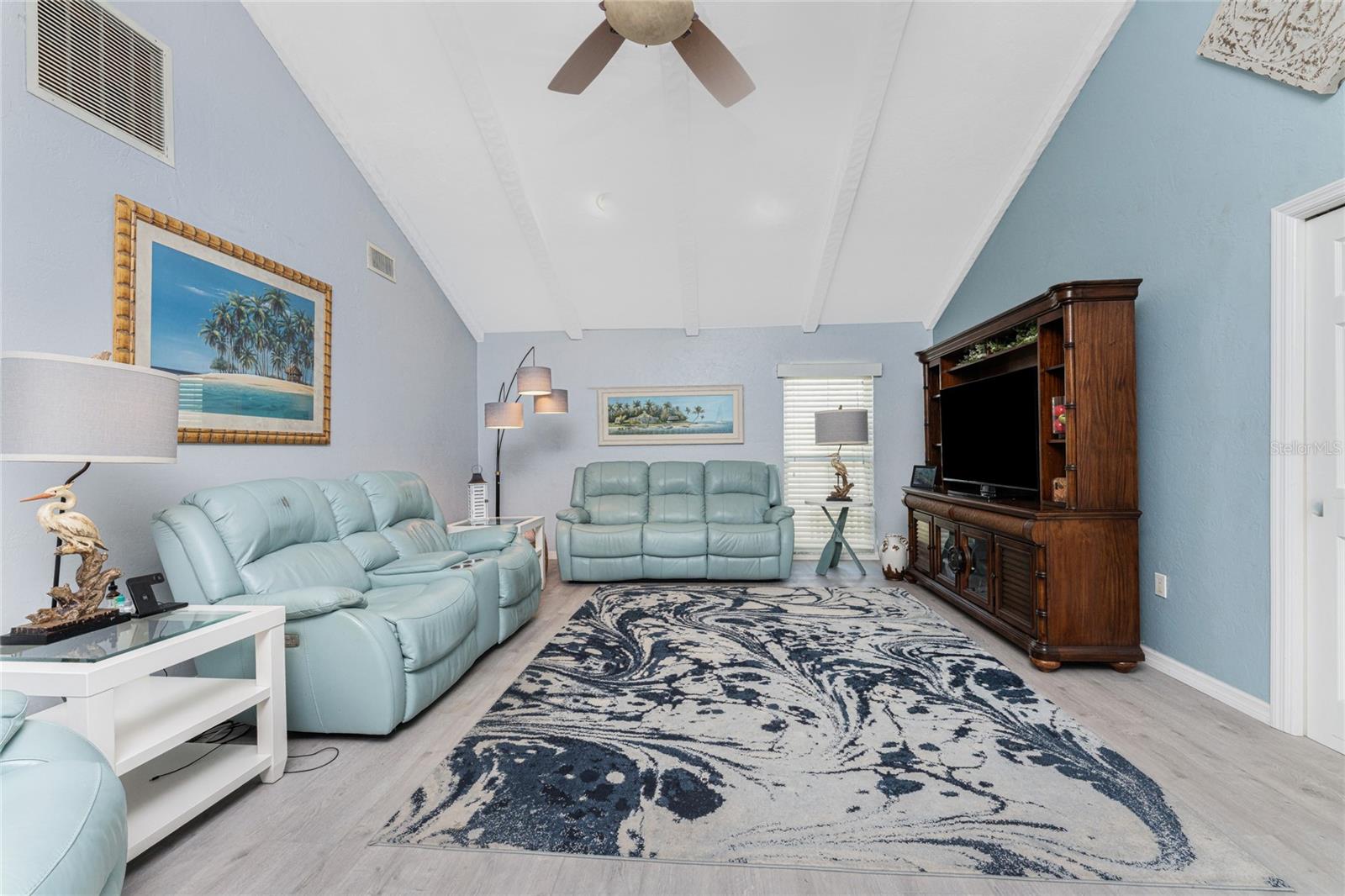 Image 20 of 69 For 946 Messina Dr