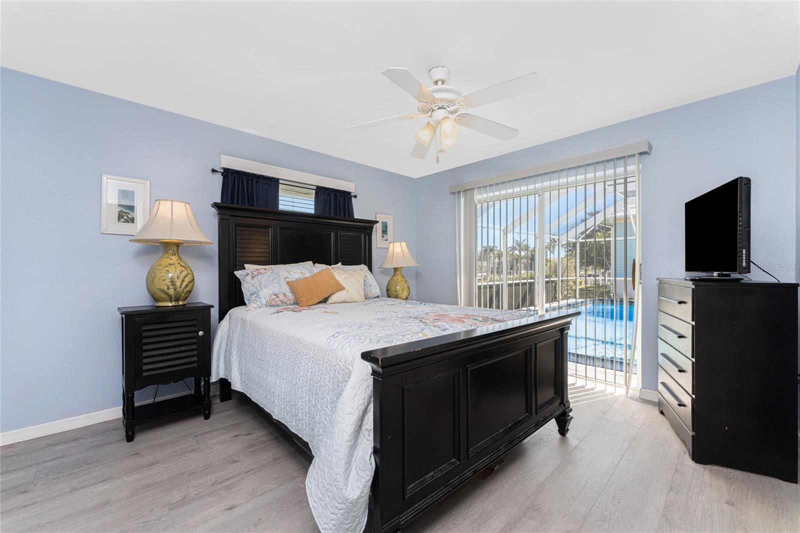 Image 25 of 69 For 946 Messina Dr