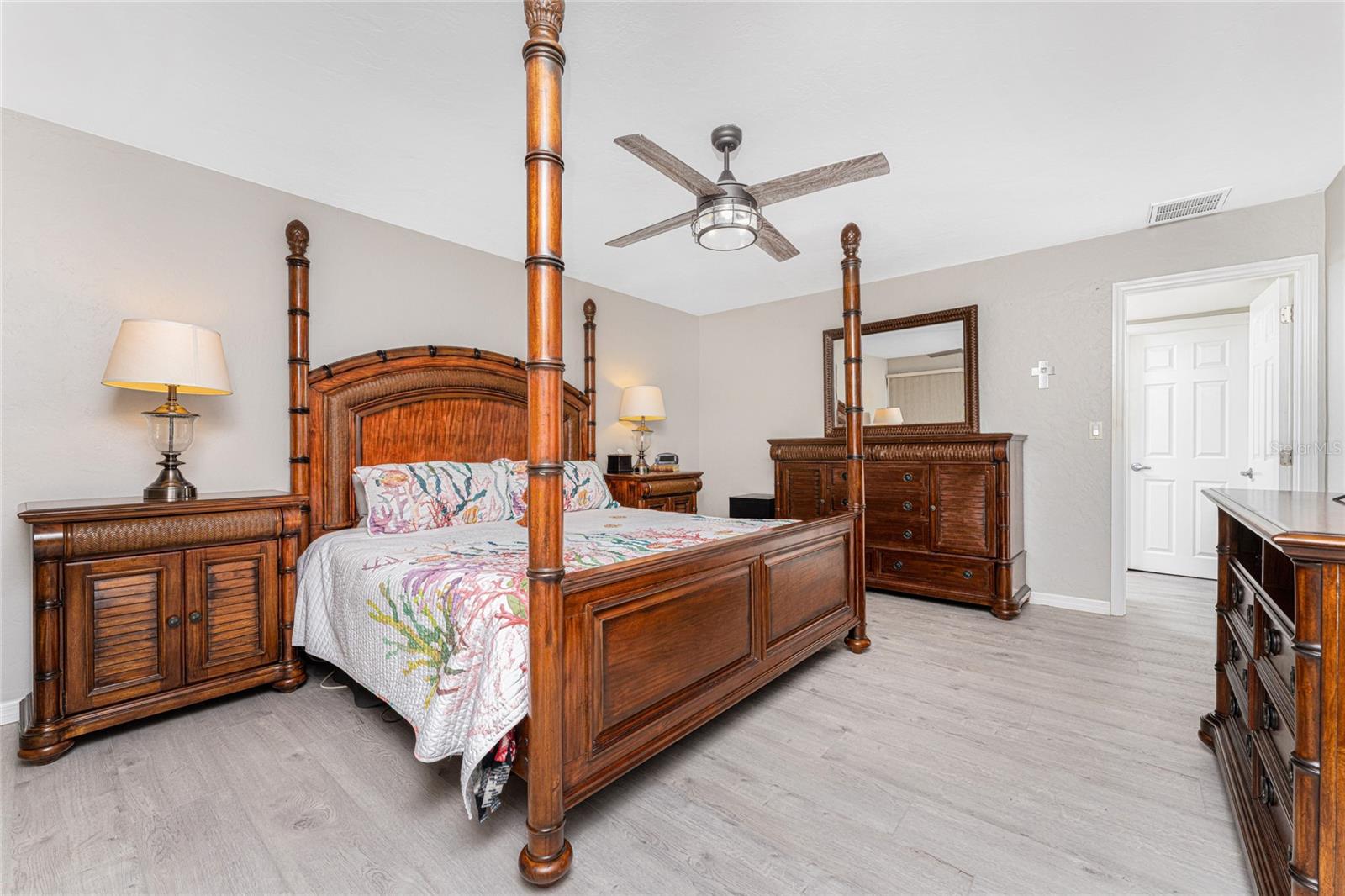 Image 37 of 69 For 946 Messina Dr